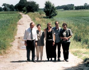 Walter Krautwurst mit seinen vier Kindern in der Umgebung von Leisnitz